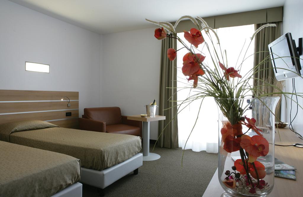 Hotel Sporting Pomezia Exterior foto